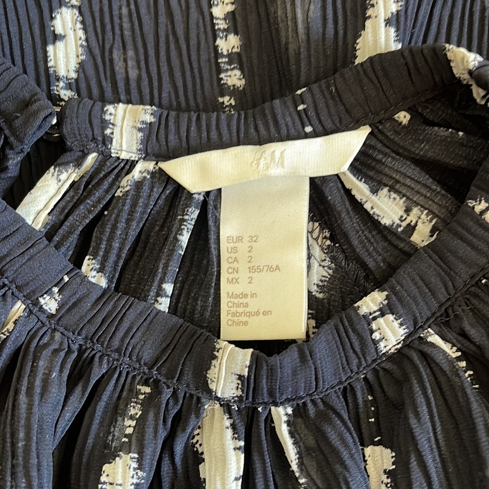 H&M Pattern Blouse - Picture 3 of 3